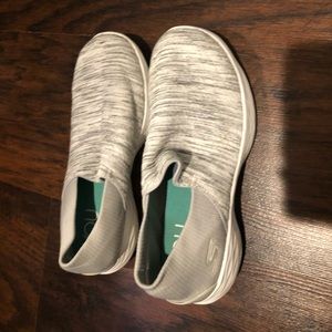 Skechers YOU Define Walking Shoe Size 7.5